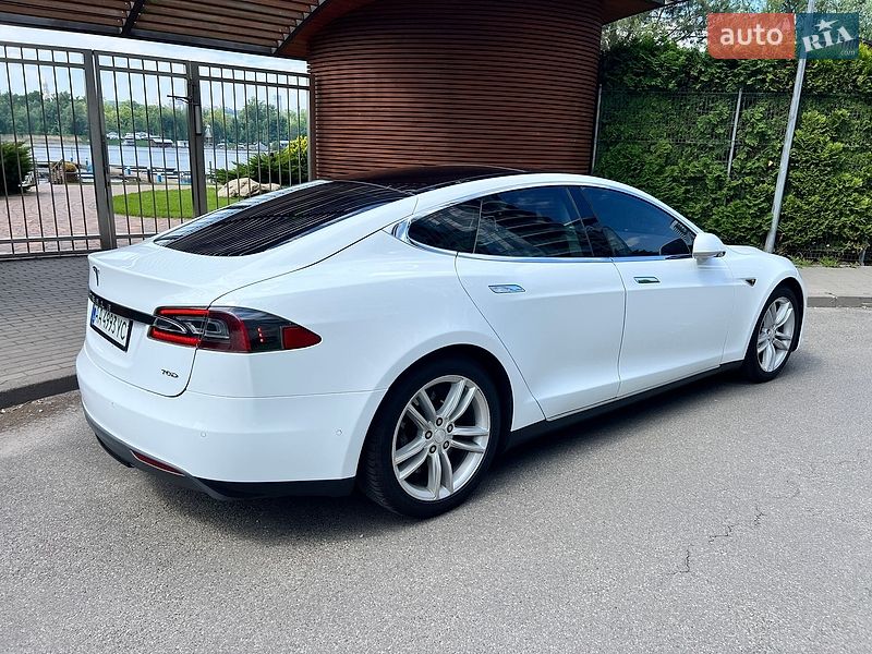 Ліфтбек Tesla Model S 2015 в Києві