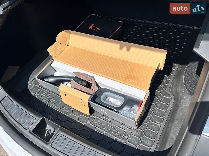 Ліфтбек Tesla Model S 2015 в Києві