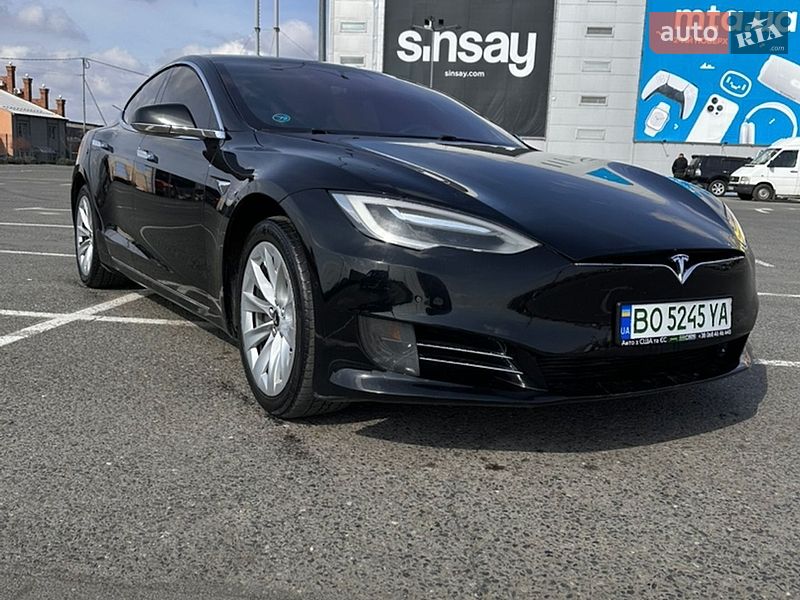 Лифтбек Tesla Model S 2017 в Черновцах