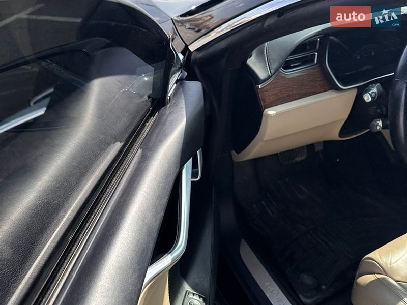 Лифтбек Tesla Model S 2017 в Черновцах