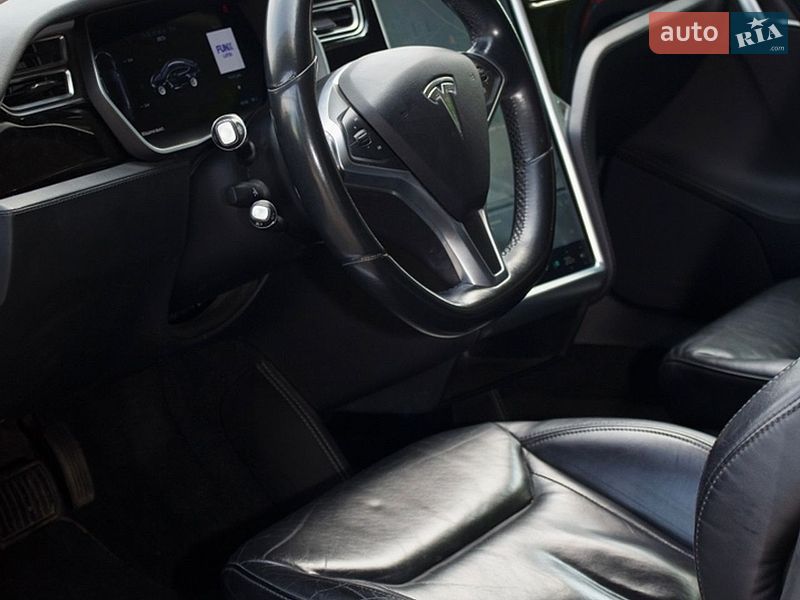 Ліфтбек Tesla Model S 2015 в Львові