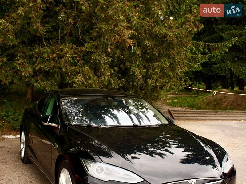 Ліфтбек Tesla Model S 2015 в Львові