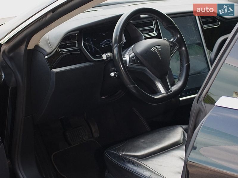 Ліфтбек Tesla Model S 2015 в Львові