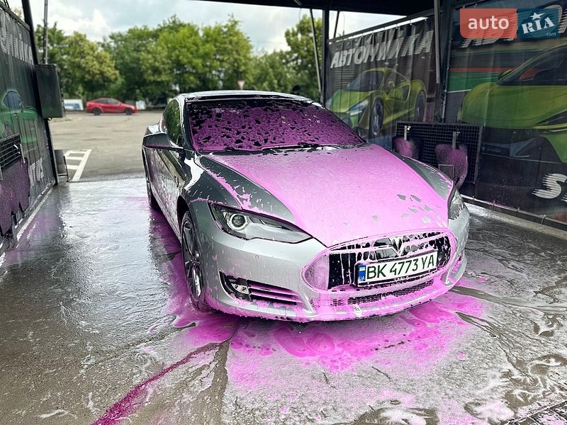 Лифтбек Tesla Model S 2015 в Ровно