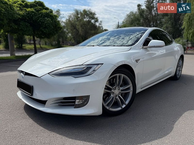 Ліфтбек Tesla Model S 2014 в Дніпрі