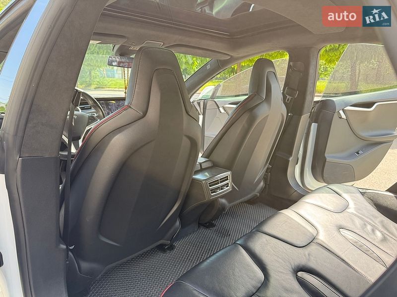 Ліфтбек Tesla Model S 2014 в Дніпрі