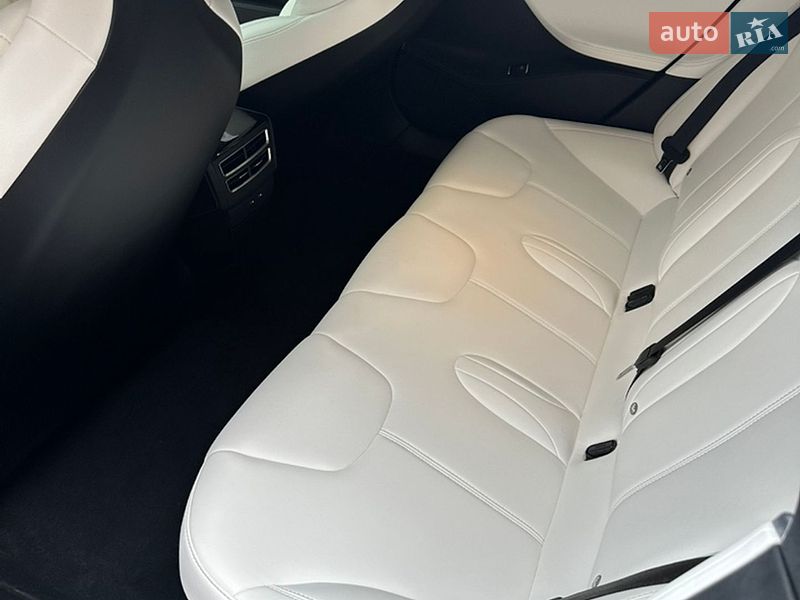 Лифтбек Tesla Model S 2017 в Кривом Роге