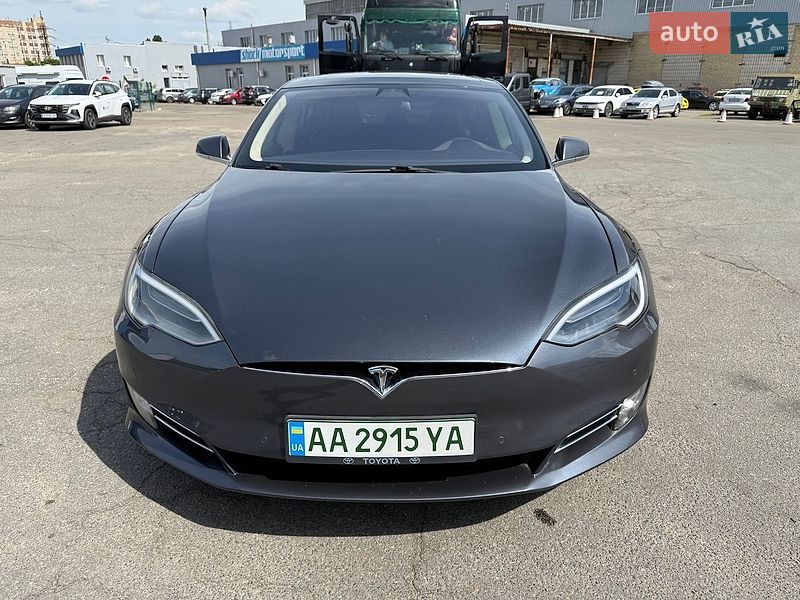 Лифтбек Tesla Model S 2016 в Киеве