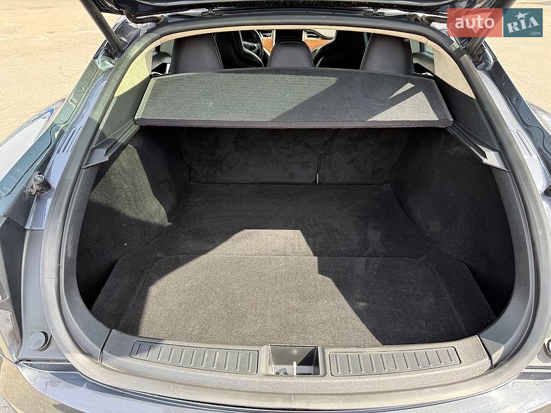 Лифтбек Tesla Model S 2016 в Киеве