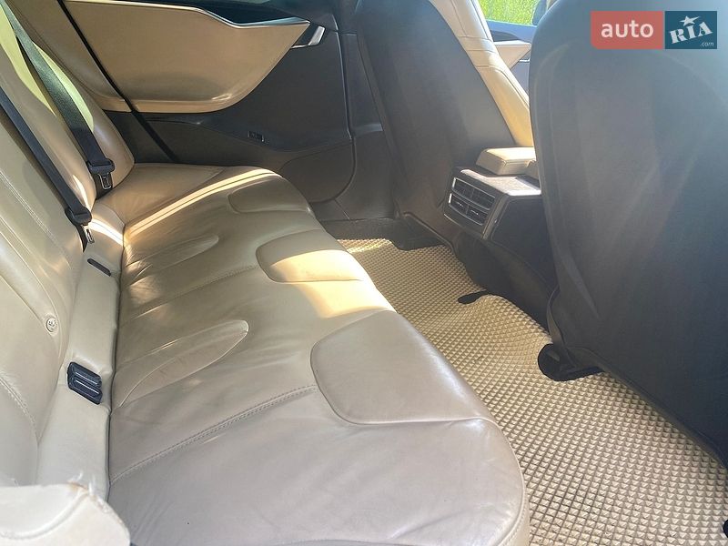 Ліфтбек Tesla Model S 2015 в Львові