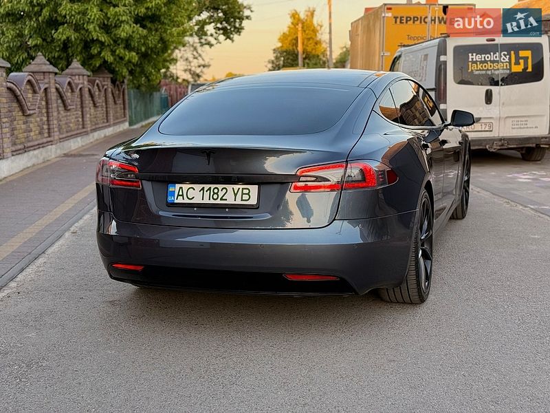 Лифтбек Tesla Model S 2017 в Дубно