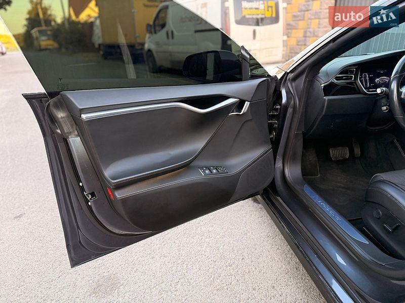 Лифтбек Tesla Model S 2017 в Дубно
