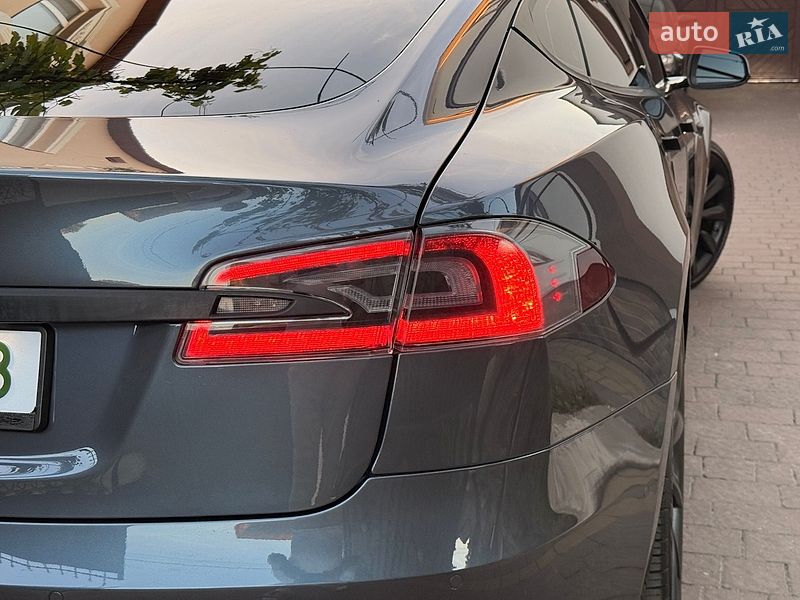 Лифтбек Tesla Model S 2017 в Дубно