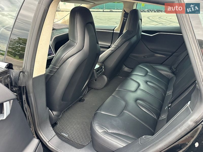 Ліфтбек Tesla Model S 2016 в Києві