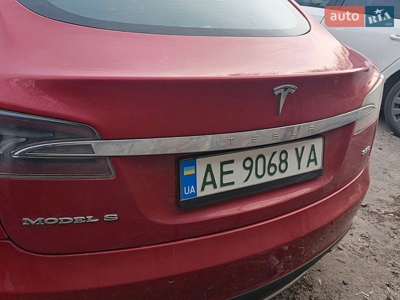 Лифтбек Tesla Model S 2015 в Кривом Роге