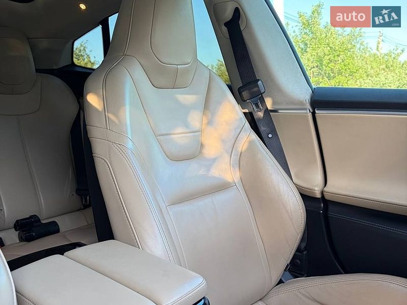 Ліфтбек Tesla Model S 2015 в Львові