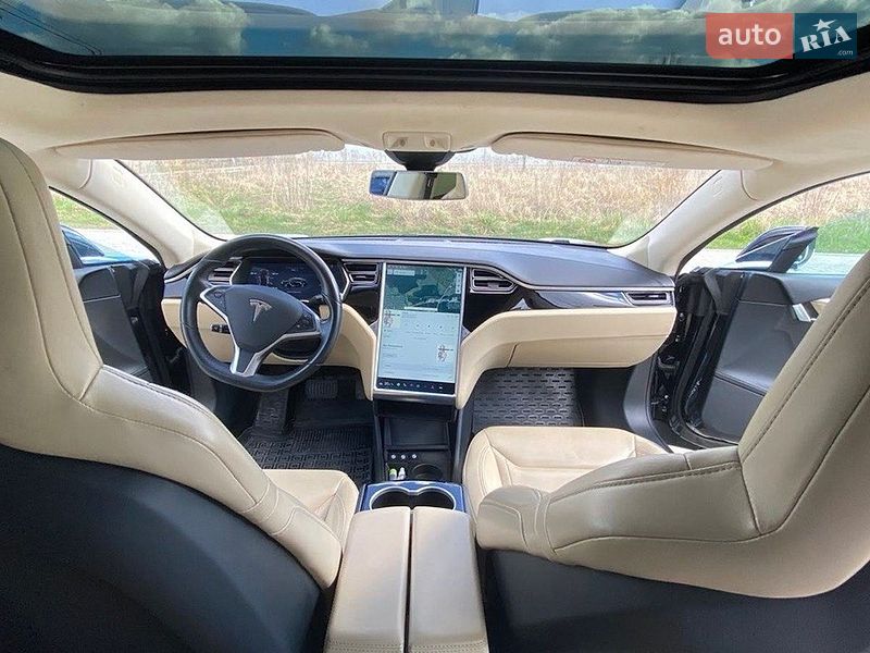 Ліфтбек Tesla Model S 2015 в Львові