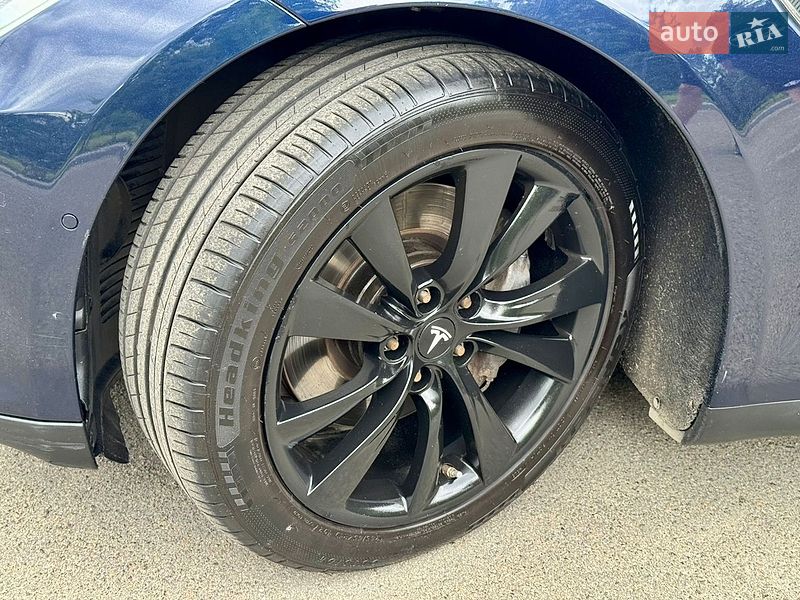 Лифтбек Tesla Model S 2014 в Буче
