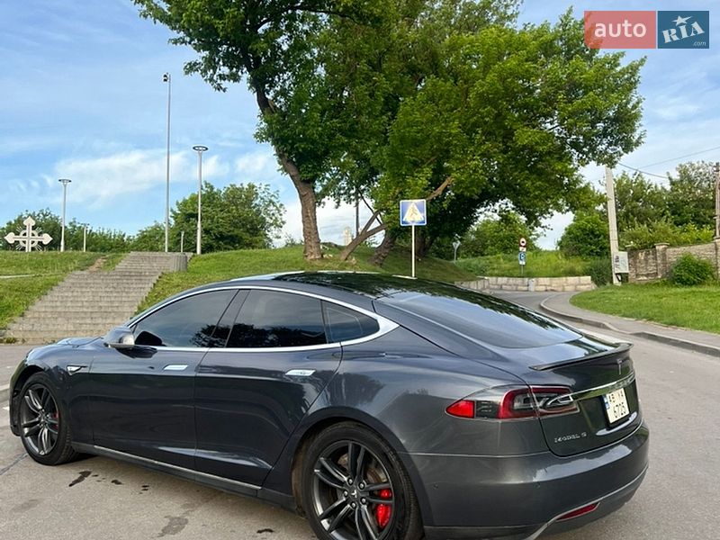 Лифтбек Tesla Model S 2015 в Виннице