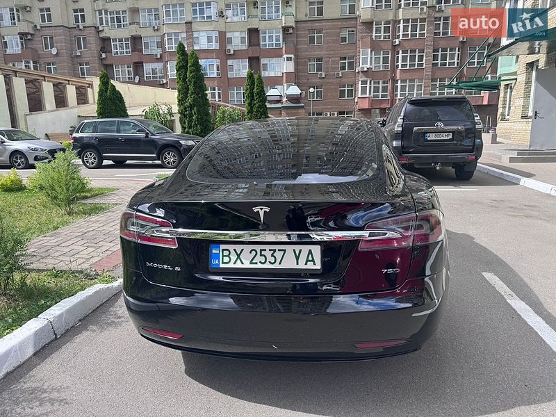 Лифтбек Tesla Model S 2017 в Киеве
