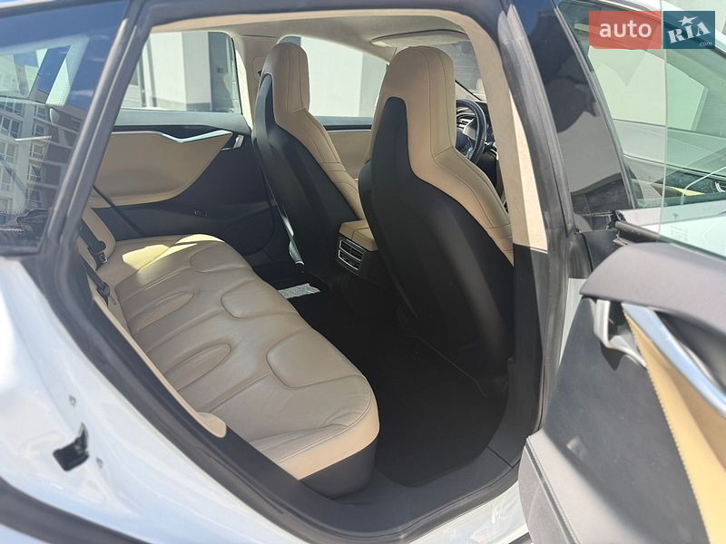 Ліфтбек Tesla Model S 2016 в Тернополі