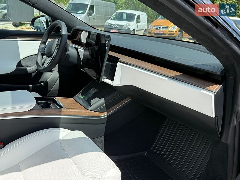 Лифтбек Tesla Model S 2023 в Стрые