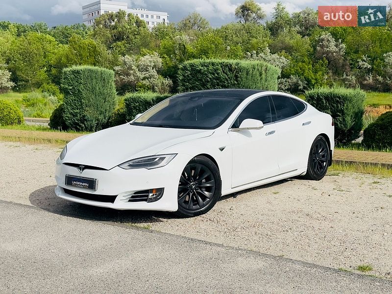 Ліфтбек Tesla Model S 2016 в Дніпрі