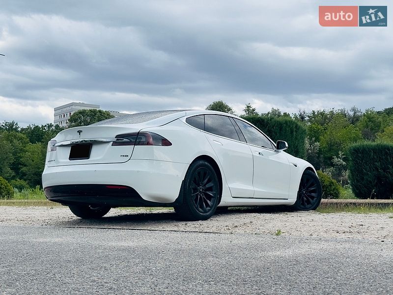 Ліфтбек Tesla Model S 2016 в Дніпрі