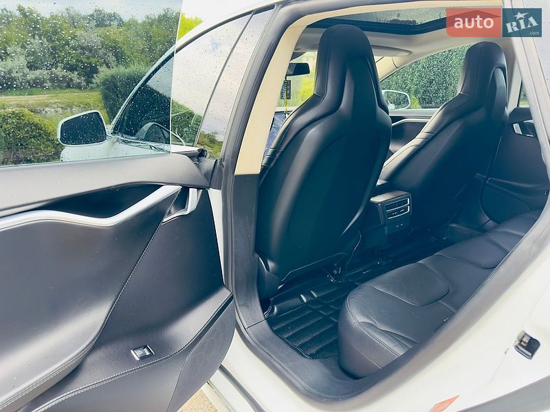 Ліфтбек Tesla Model S 2016 в Дніпрі фото 15 Ліфтбек Tesla Model S 2016 в Дніпрі
