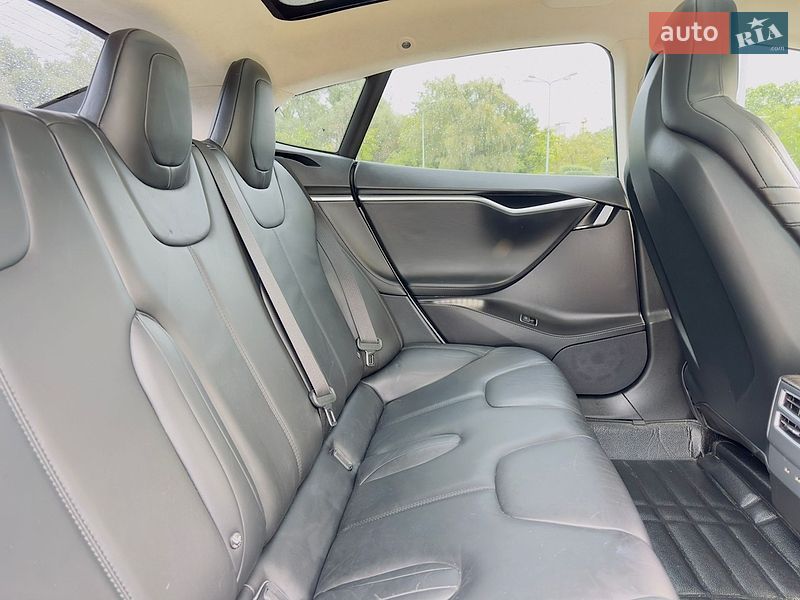 Ліфтбек Tesla Model S 2016 в Дніпрі