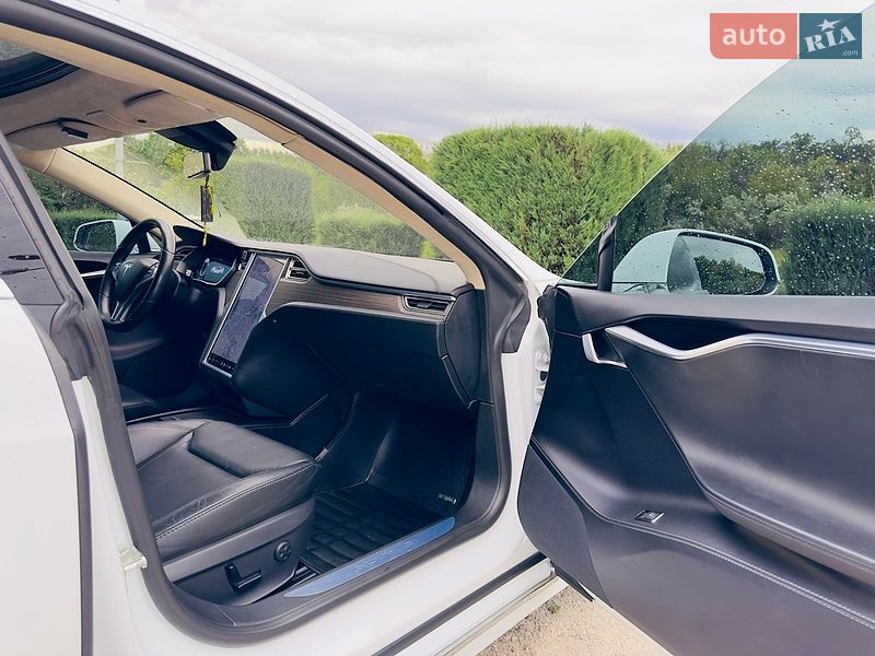 Ліфтбек Tesla Model S 2016 в Дніпрі