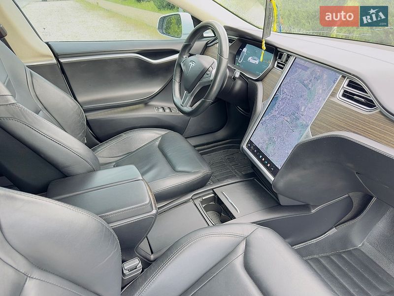 Ліфтбек Tesla Model S 2016 в Дніпрі