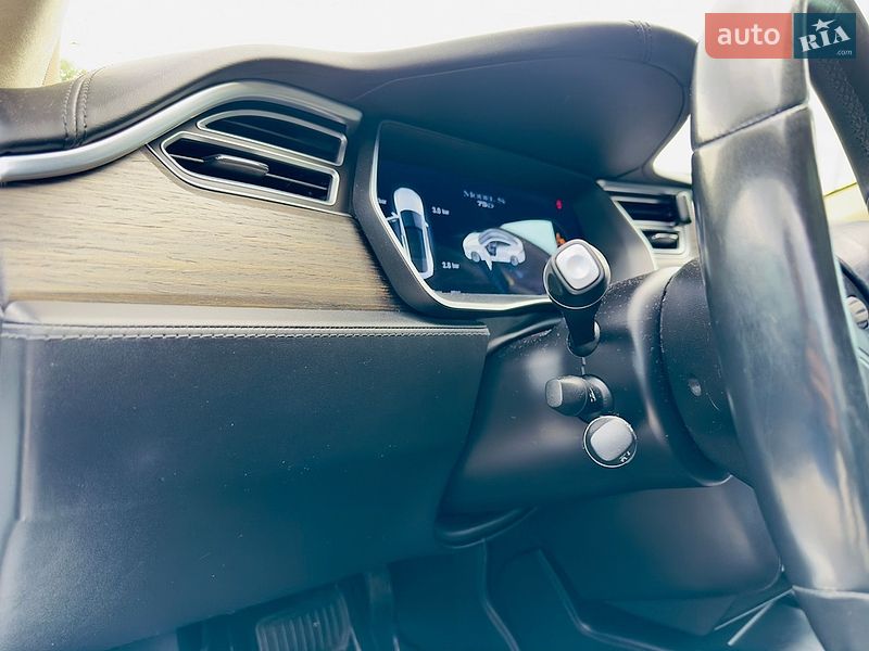 Ліфтбек Tesla Model S 2016 в Дніпрі фото 28 Ліфтбек Tesla Model S 2016 в Дніпрі