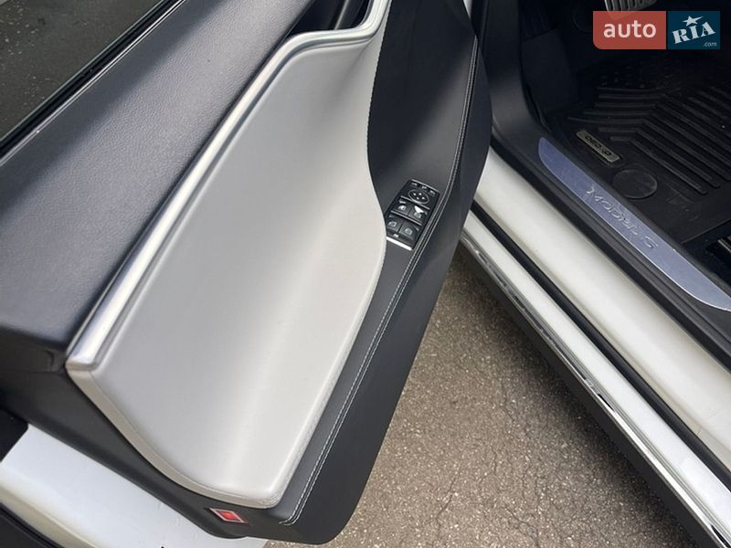 Лифтбек Tesla Model S 2015 в Виннице