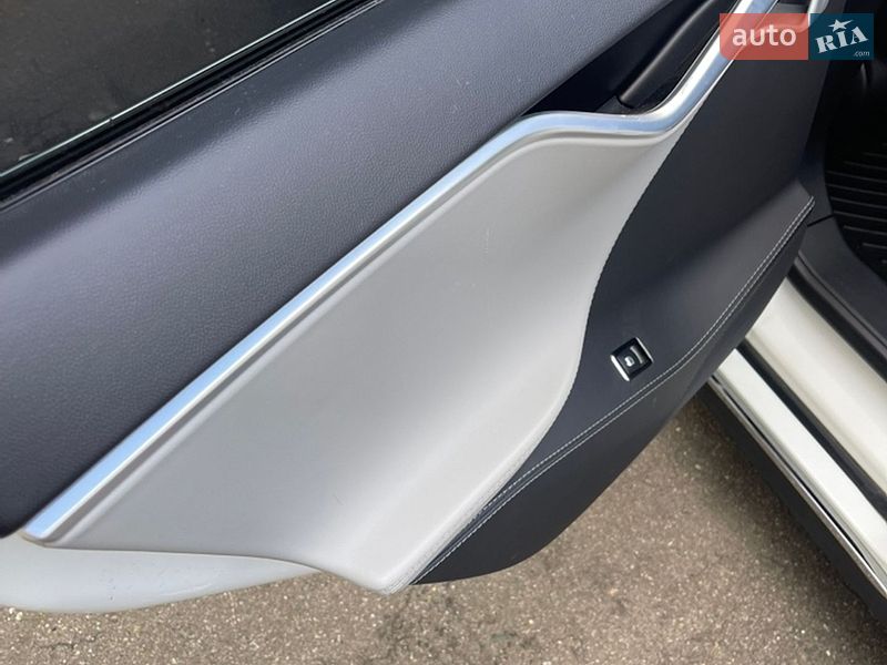 Лифтбек Tesla Model S 2015 в Виннице