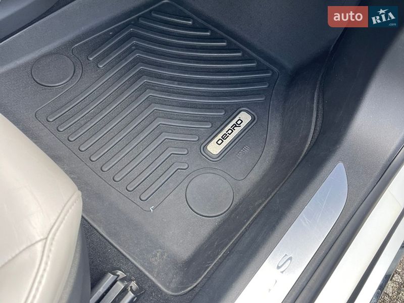 Лифтбек Tesla Model S 2015 в Виннице