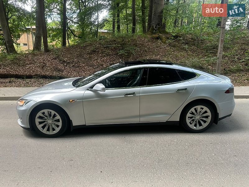 Ліфтбек Tesla Model S 2015 в Львові
