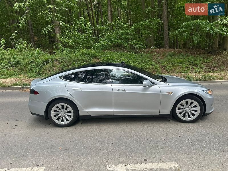 Ліфтбек Tesla Model S 2015 в Львові