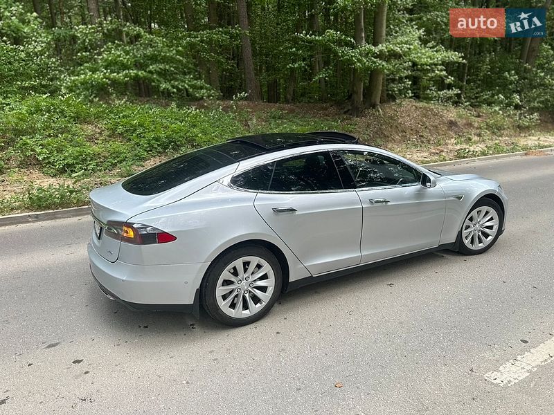 Ліфтбек Tesla Model S 2015 в Львові