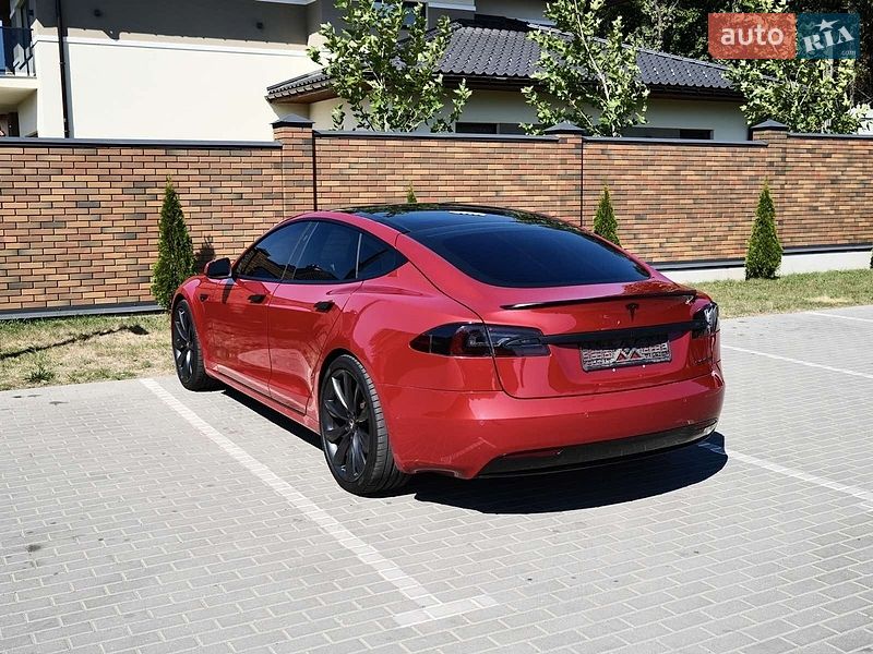 Лифтбек Tesla Model S 2017 в Львове
