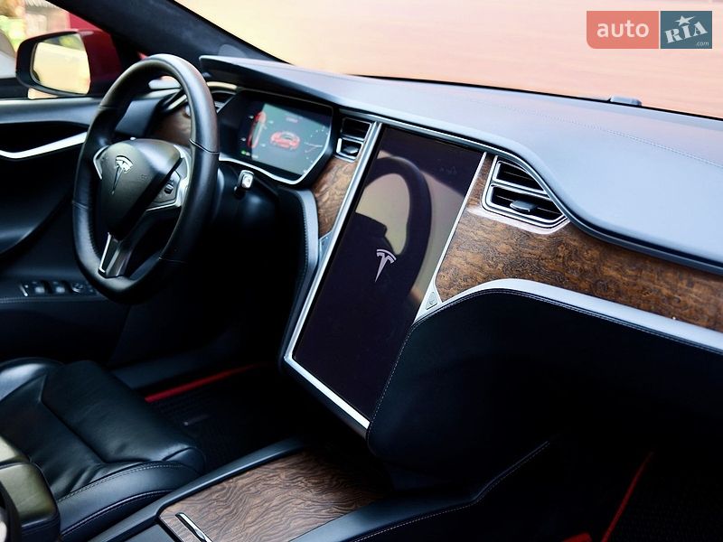 Лифтбек Tesla Model S 2017 в Львове