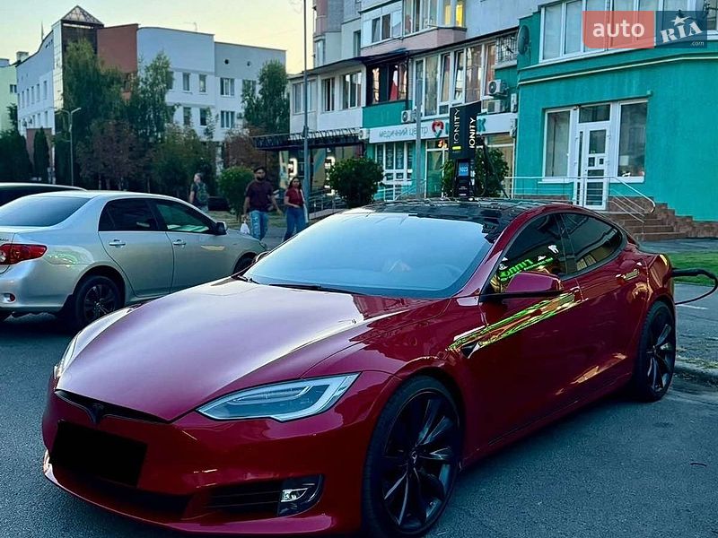 Лифтбек Tesla Model S 2017 в Львове