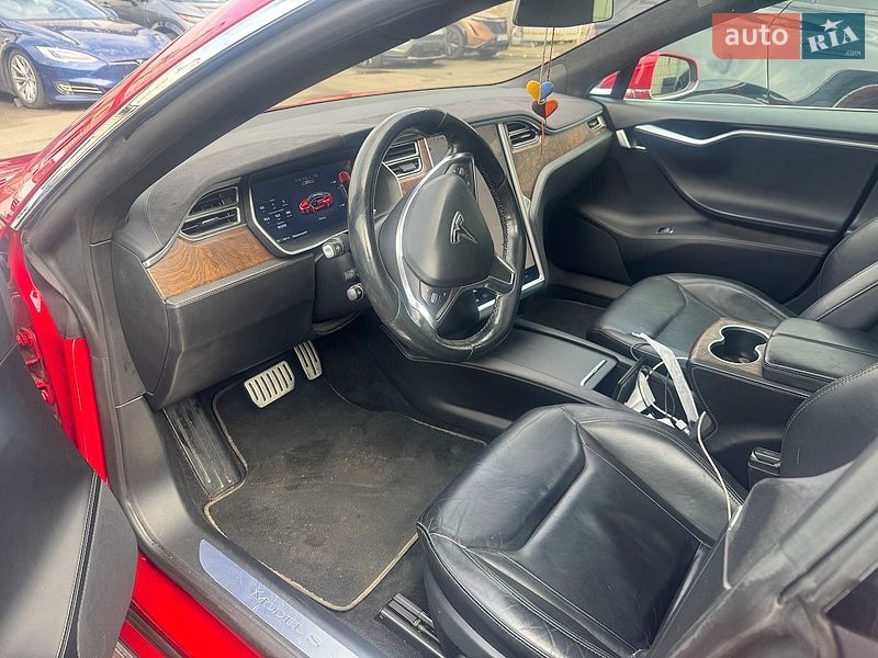 Лифтбек Tesla Model S 2016 в Киеве