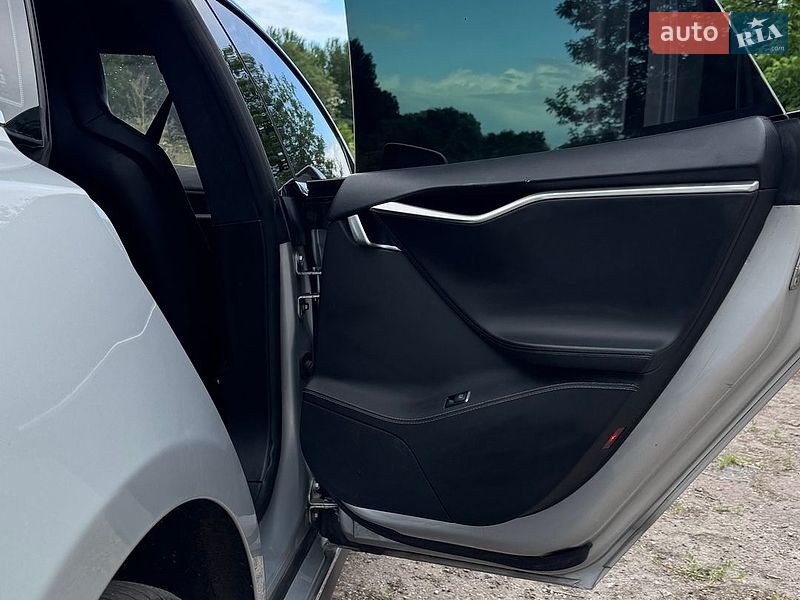 Ліфтбек Tesla Model S 2015 в Києві
