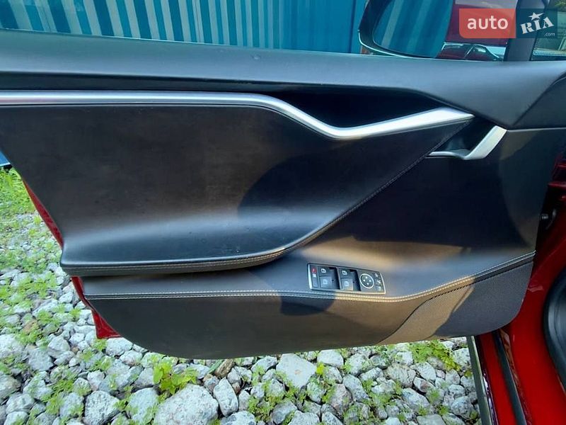 Лифтбек Tesla Model S 2015 в Киеве