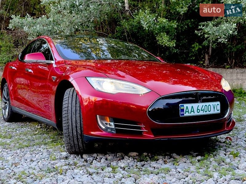 Лифтбек Tesla Model S 2015 в Киеве