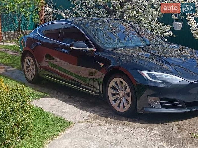 Лифтбек Tesla Model S 2016 в Киеве