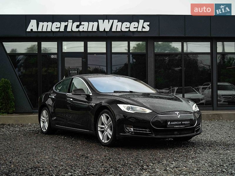 Лифтбек Tesla Model S 2015 в Черновцах