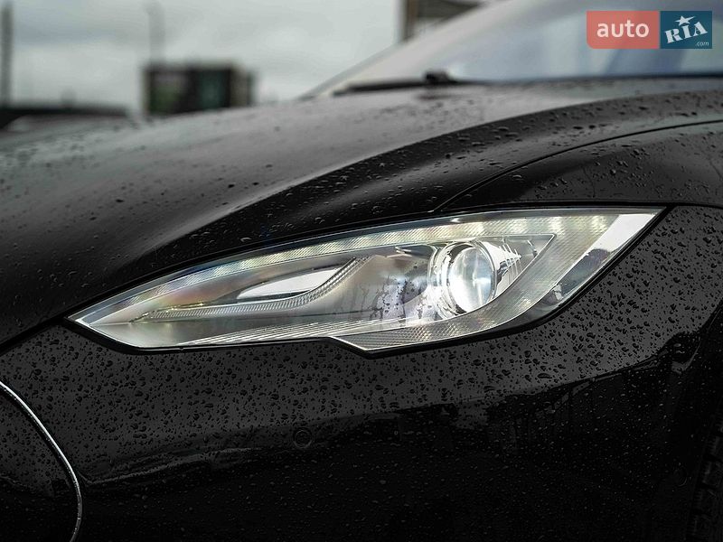 Лифтбек Tesla Model S 2015 в Черновцах