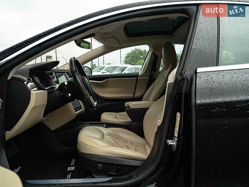 Лифтбек Tesla Model S 2015 в Черновцах
